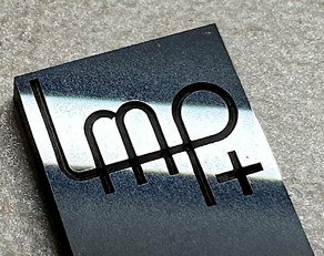 Forschung am LMP+ Metallplatte mit gelaserten Buchstaben "LMP"
